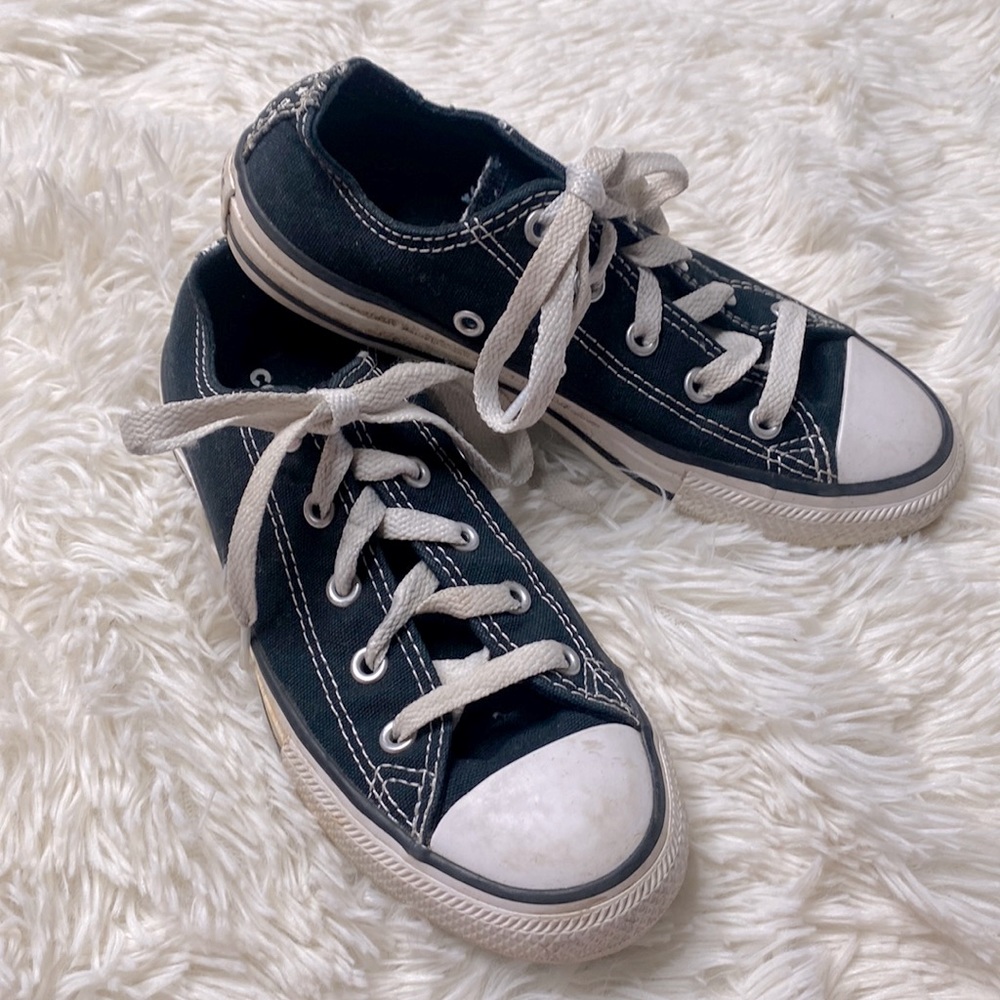 Converse Black Low Cut White Lace Up Sneakers Kid’s Size 1 Excellent Condition